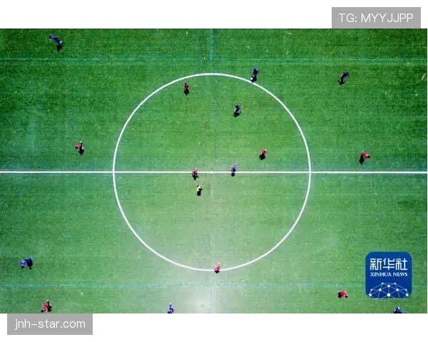 故意触球和球折射的判罚差异，裁判如何精准区分规则？